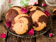 Рецепта Лесни двуцветни бисквити със свинска мас и пудра захар